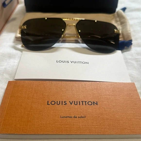 Louis Vuitton Gold and Black Aviator Sunglasses for Men’s - Picture 3 of 14